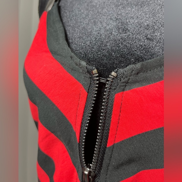 KILLSTAR x AVRIL LAVIGNE Setlist Zip Up Crop Top Tank Vest Striped Black Red L - Picture 10 of 16